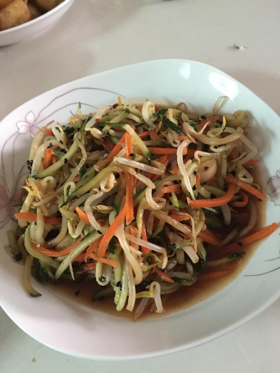 凉拌胡萝卜黄瓜丝