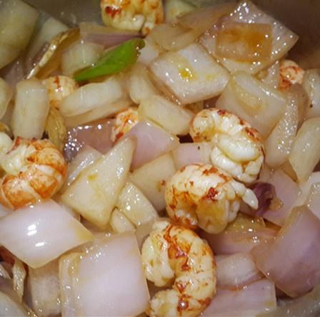 小龙虾烩洋葱的做法