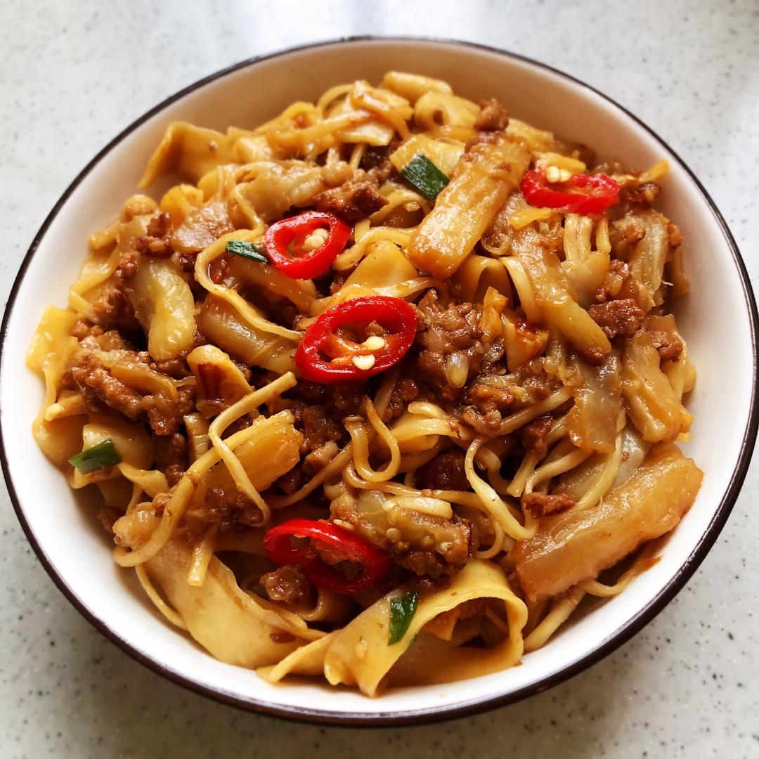 无敌好吃的【鱼香肉沫茄子焖面】，吃完舔盘🍜