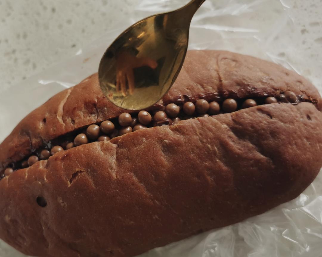 巧克力脆脆珠面包