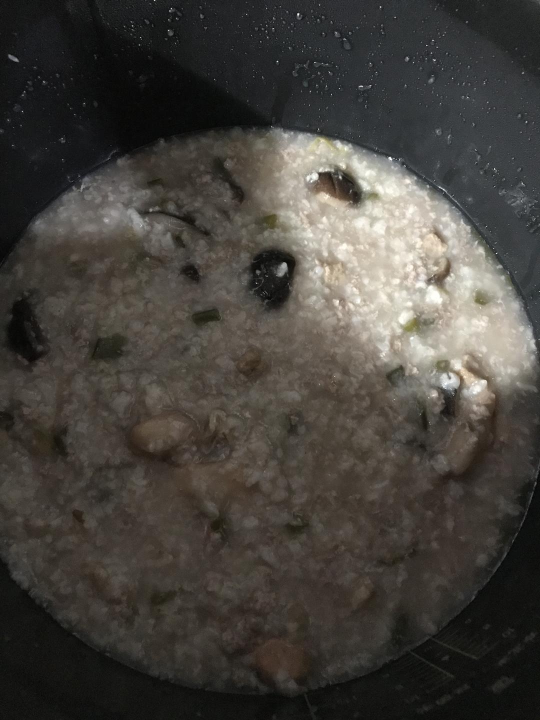 潮州简单肉沫香菇香腐粒莲角香粥（电饭煲版）
