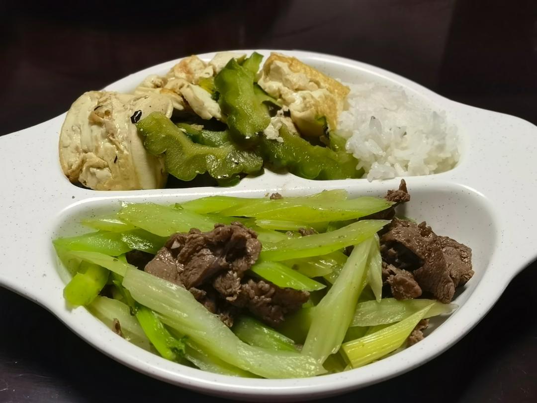 芹菜炒牛肉+玉米面面条
