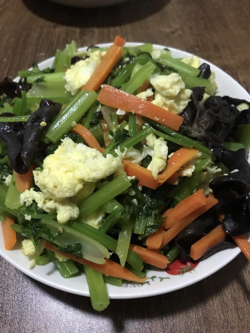 香芹黑木耳炒肉丝