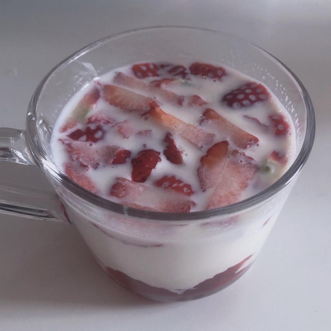 火爆ins的“草莓牛奶”