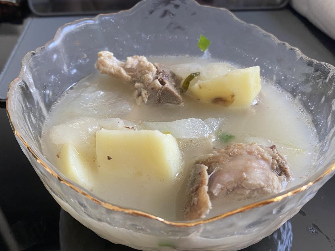 排骨土豆汤