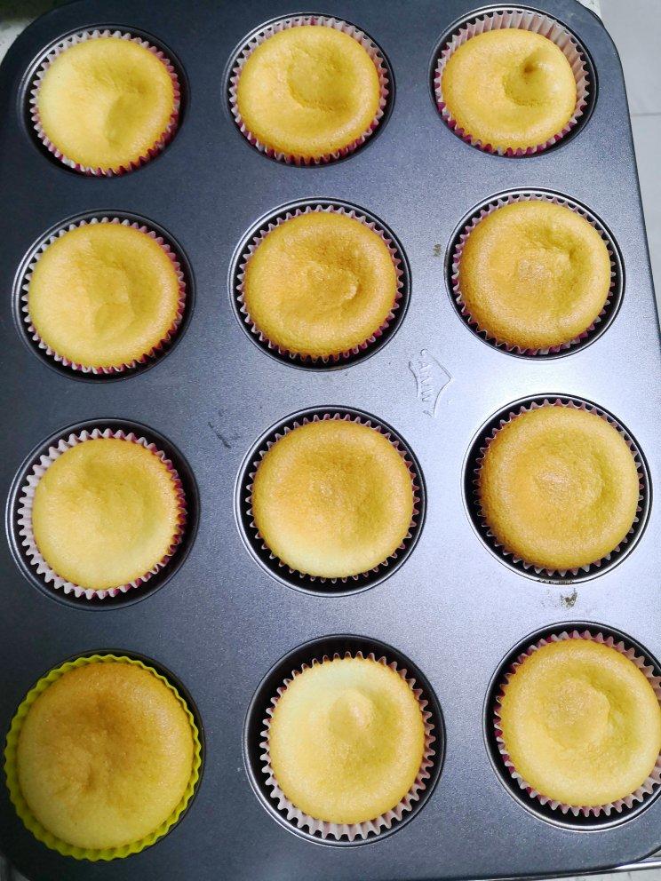 不皱不裂圆润饱满原味戚风纸杯蛋糕
