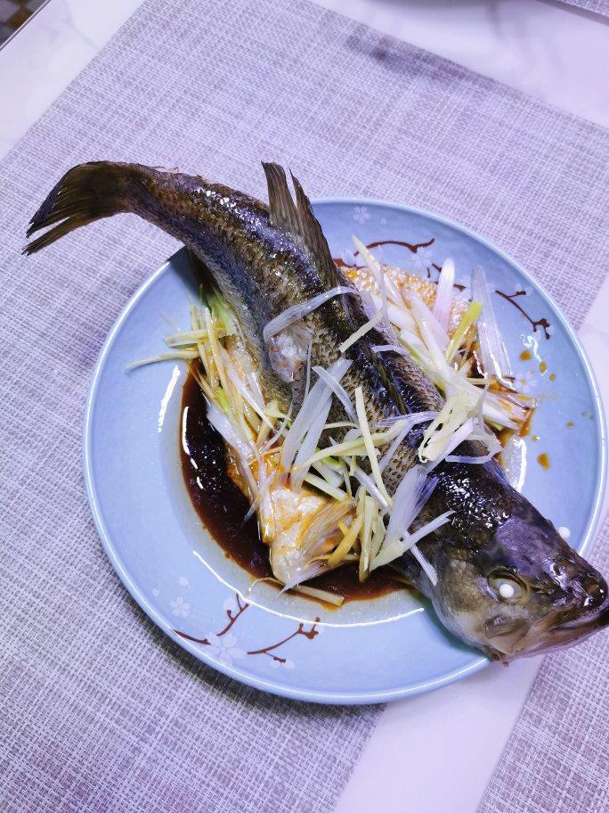 考究的清蒸鲈鱼