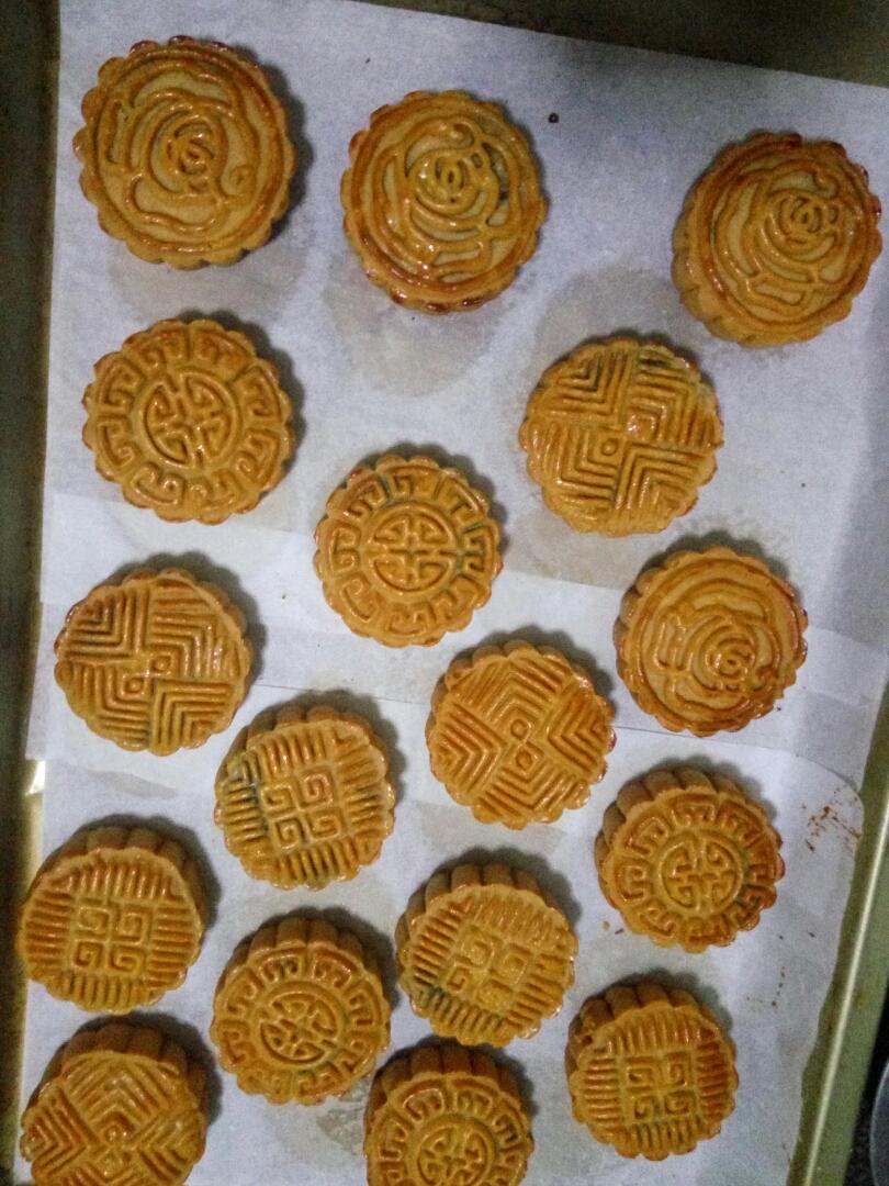 广式月饼—蛋黄芝麻月饼
