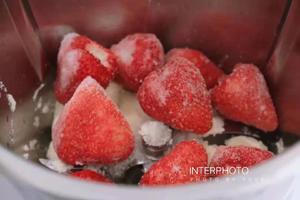小美草莓🍓冰淇淋的做法 步骤1