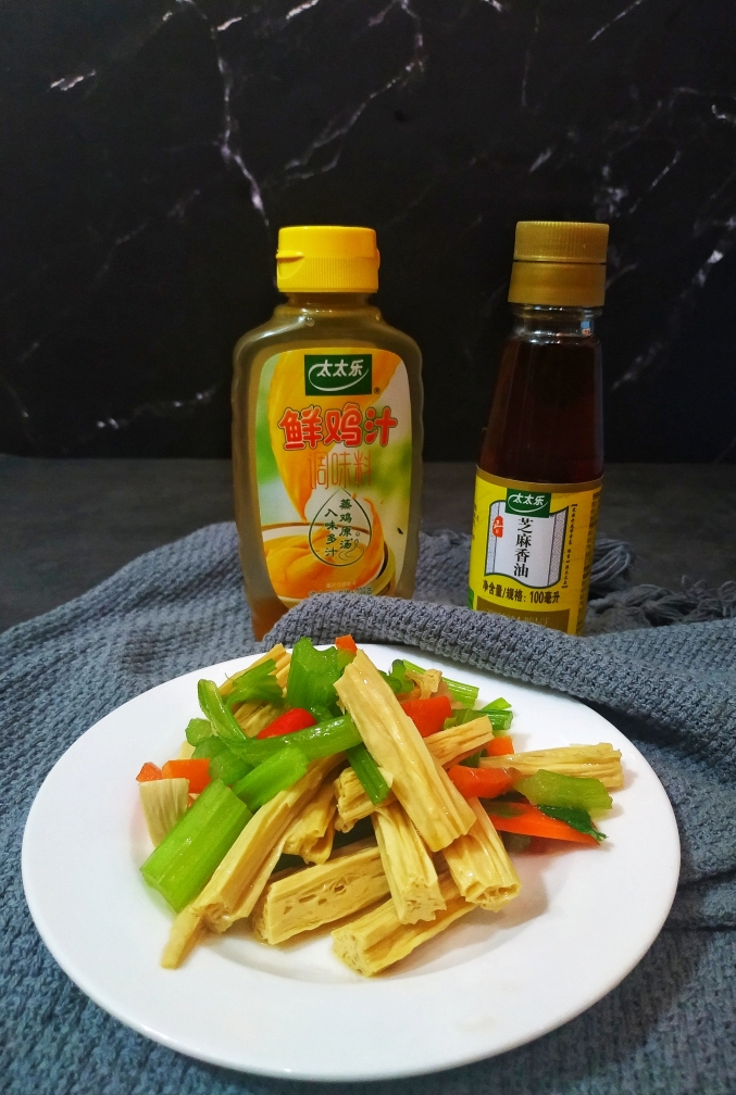 凉拌芹菜腐竹-太太乐鲜鸡汁+芝麻香油的做法 步骤6