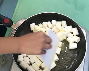 牛轧糖的做法 步骤2