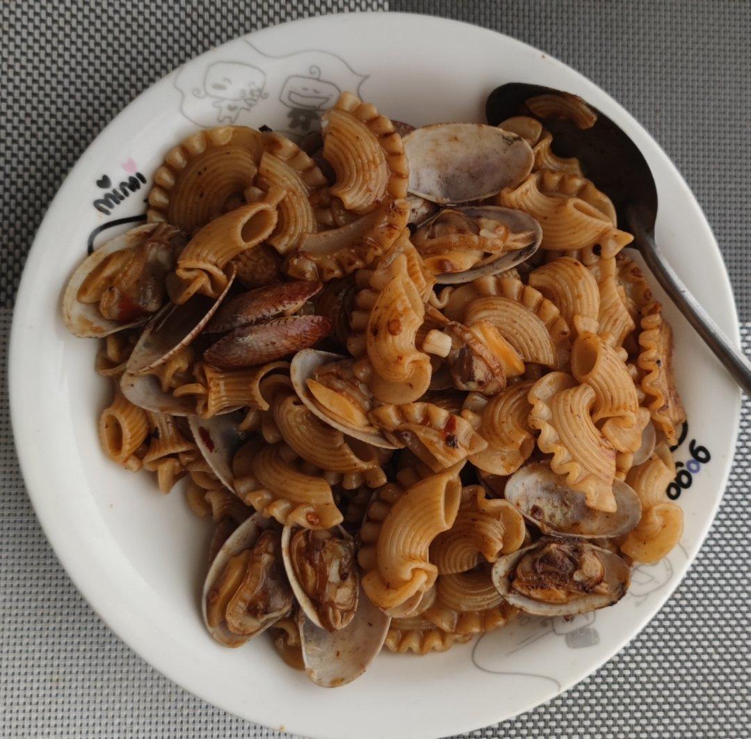 茄汁青口贝炒通心粉