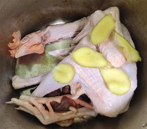 鲜香健康竹荪炖鸡汤的做法 步骤2