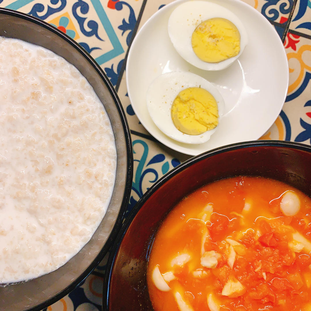 番茄金针菇浓汤+牛奶燕麦片+煮鸡蛋