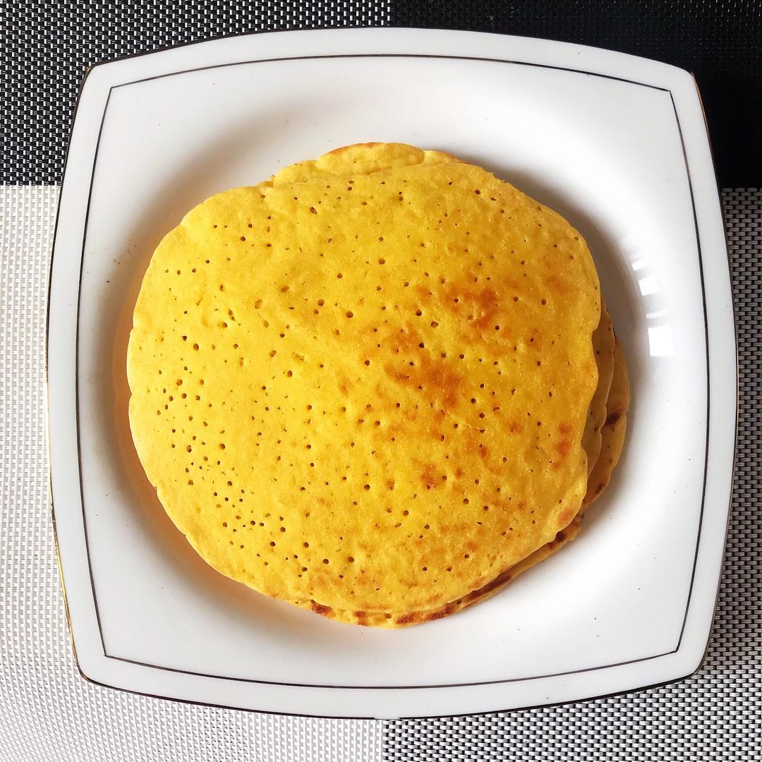 开始学做菜的婷婷做的玉米面鸡蛋饼