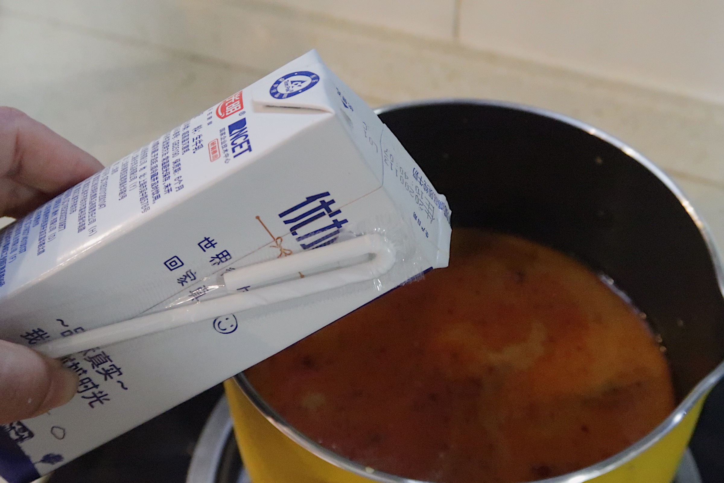 老妈会把汤喝光的牛奶麻辣烫的做法 步骤5
