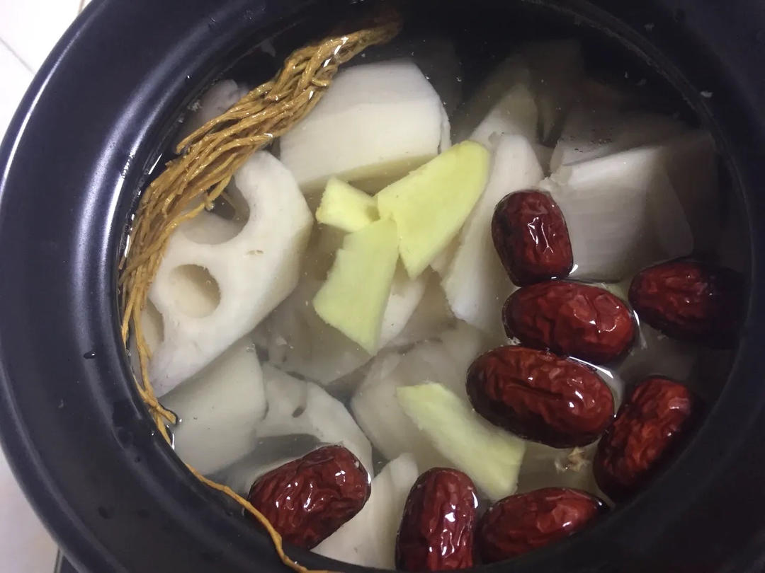 排骨香菇玉米莲藕汤