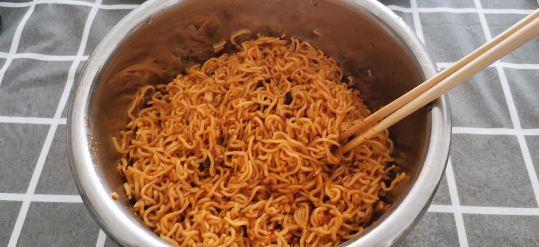 路边摊风味炒方便面