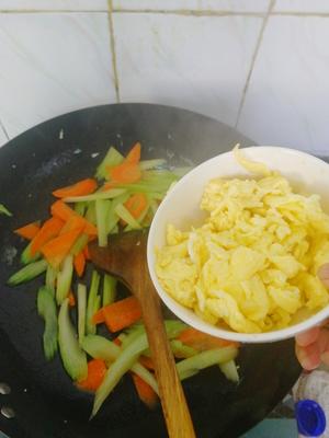西芹炒蛋片的做法 步骤8