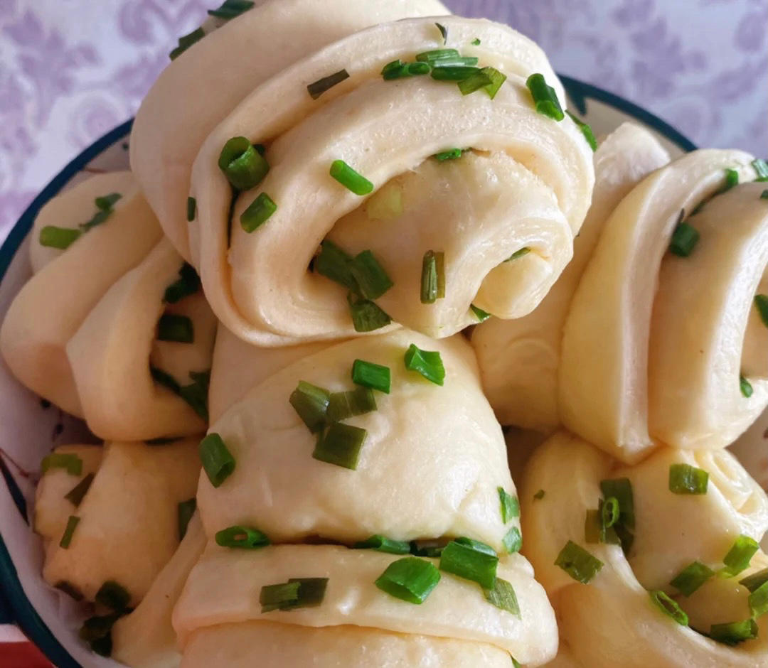 最好吃的火腿葱香花卷—附让葱不变黄的小窍门