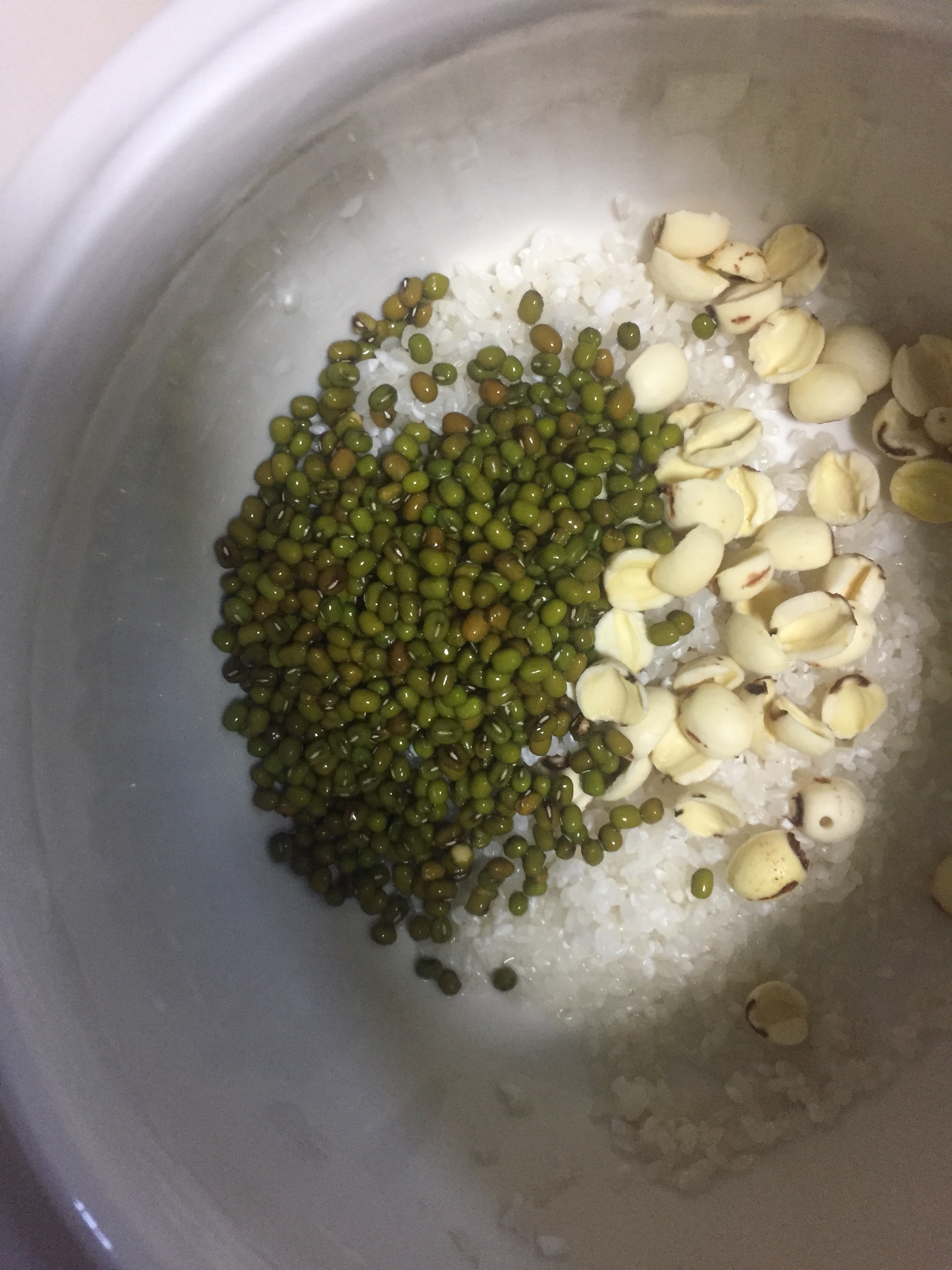 绿豆小米莲子粥的做法 步骤4