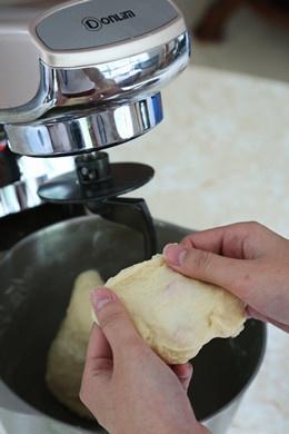 超软拉丝肥妹面包（哆啦A梦番外篇）——东菱DL-C03厨师机试用，15分钟揉出膜的做法 步骤6