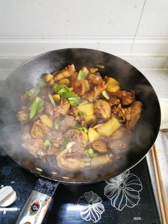 家常大盘鸡加手擀宽面