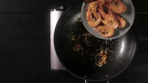 油焖大虾 | 爸爸厨房 VOL . 78--虾、橄榄油、番茄酱、耗油的做法 步骤10