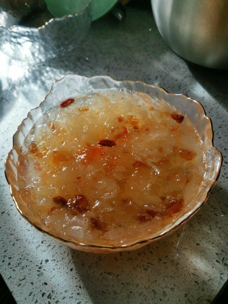 桃胶银耳红枣羹
