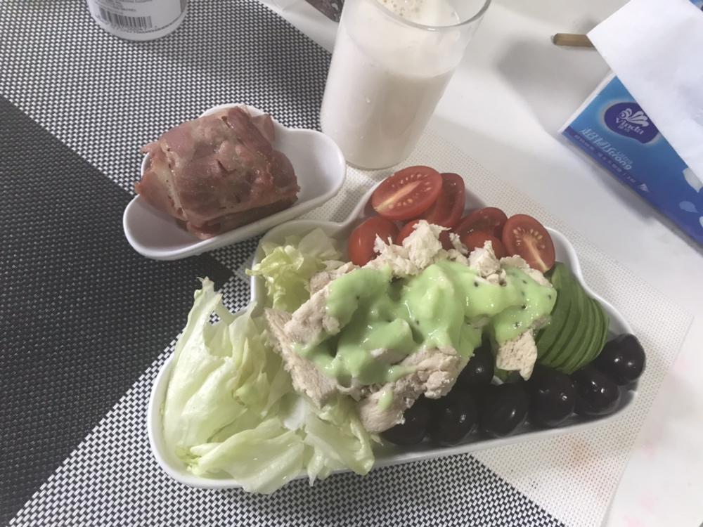 鸡肉牛油果沙拉佐煎肠
