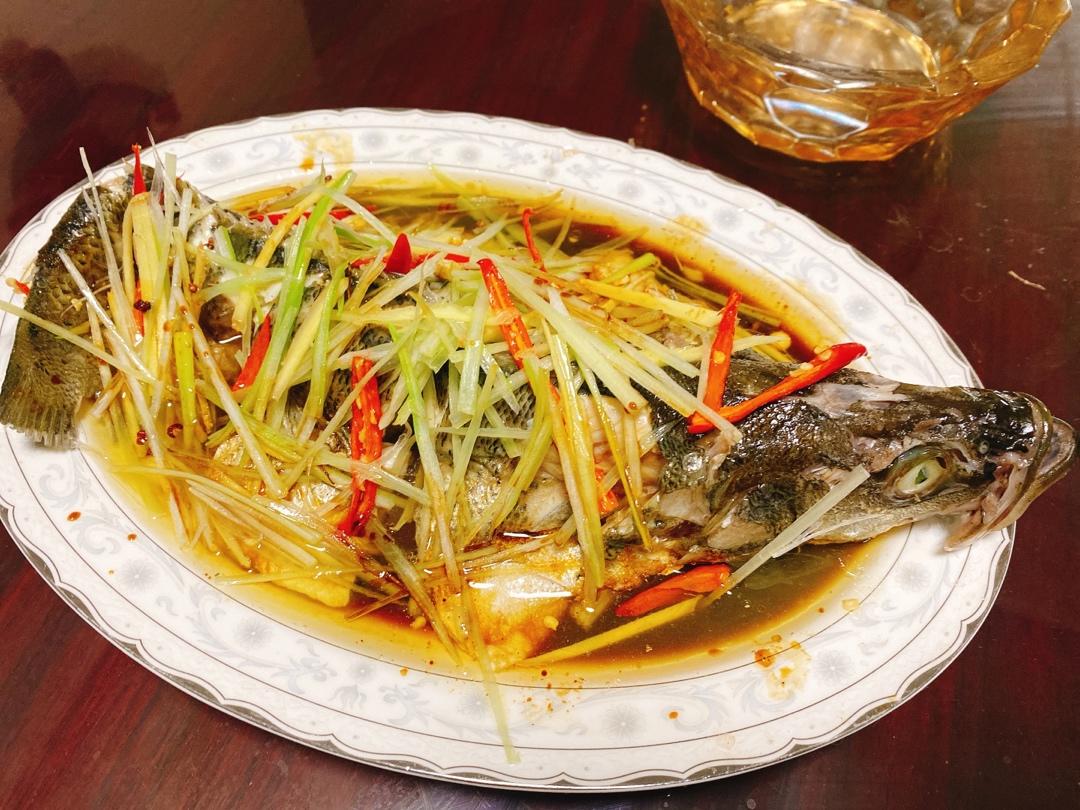 考究的清蒸鲈鱼