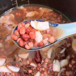红豆绿豆薏米红枣百合桂圆的做法 步骤3