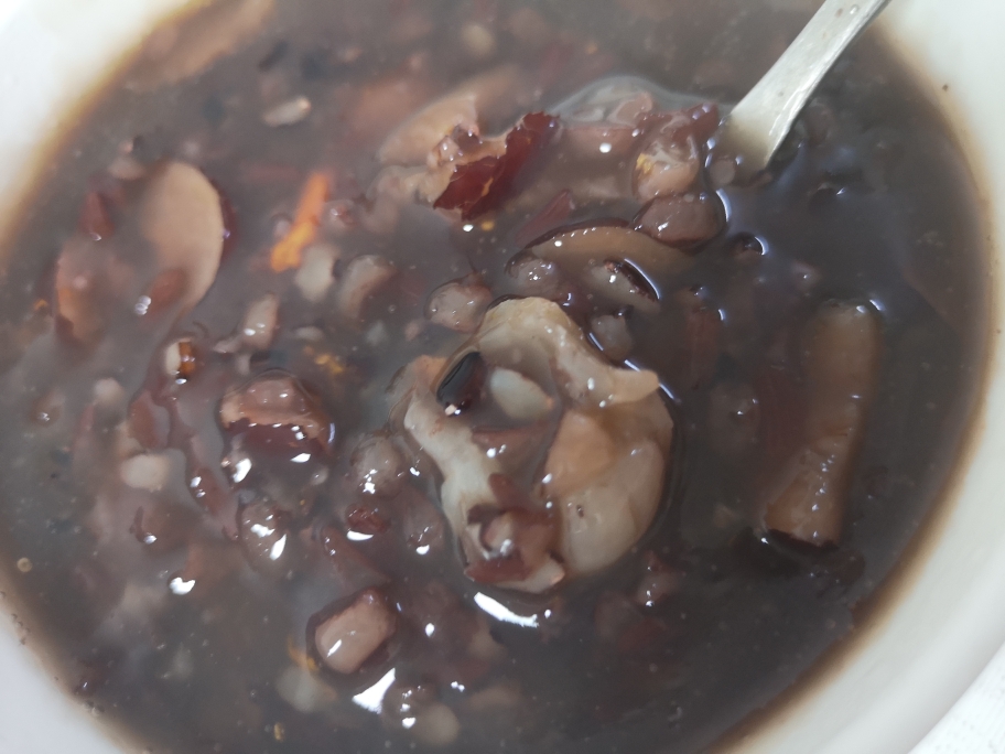 黑米桂圆红枣枸杞粥的做法
