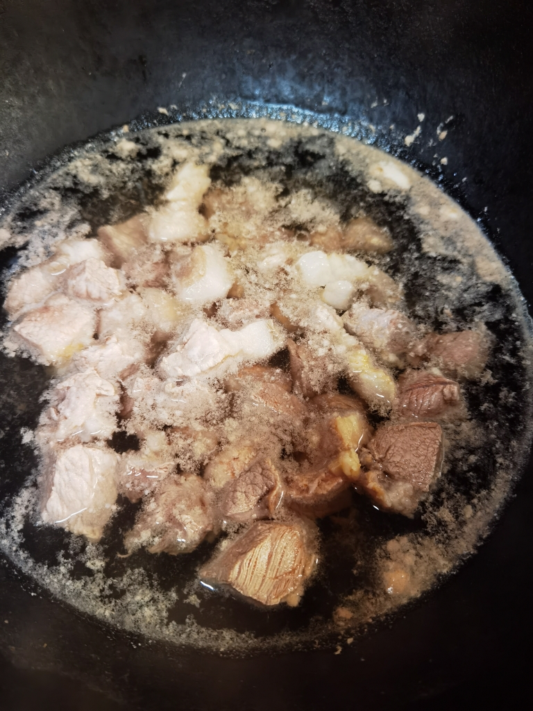 砂锅红烧肉炖土豆的做法 步骤3