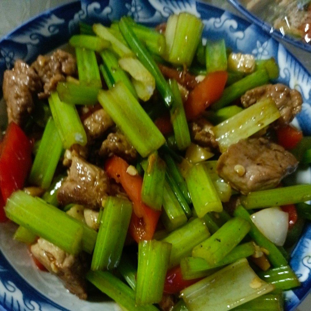 能干三碗饭的芹菜炒肉