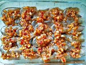 蒜蓉粉丝蒸虾的做法 步骤9