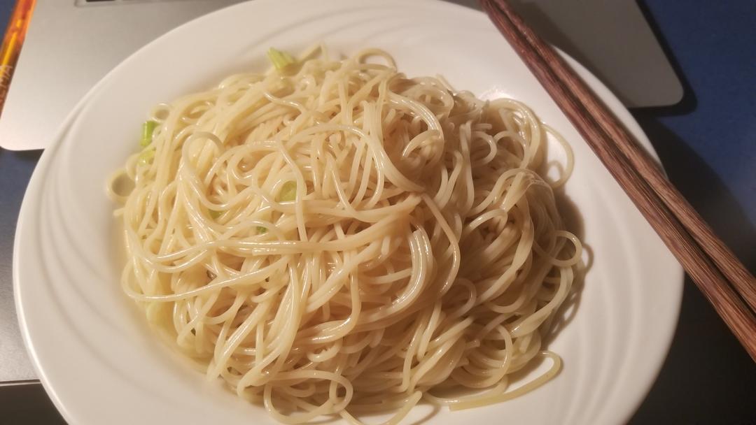 葱爆面—就是汪涵在天天向上里面做的那个啦