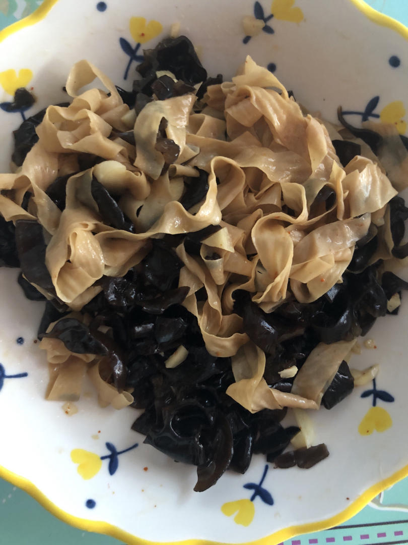 凉拌木耳豆皮