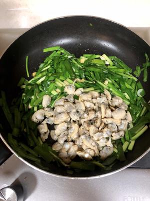 韭菜炒蛤蜊肉的做法 步骤2