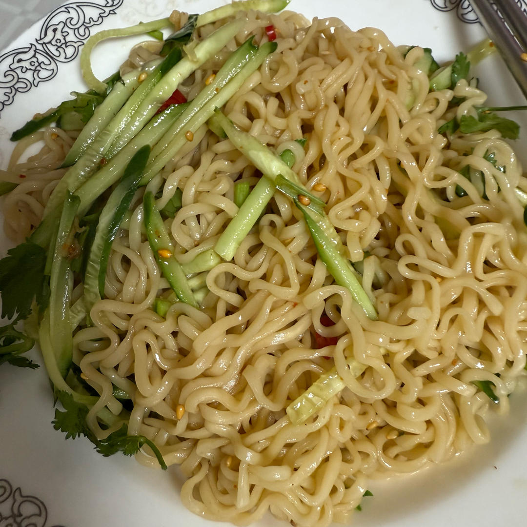 简单凉拌面只要五分钟，美食的快乐你值得～
