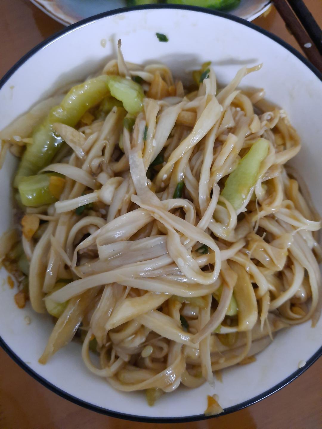 比肉还好吃的【手撕凉拌杏鲍菇】，上桌扫光光