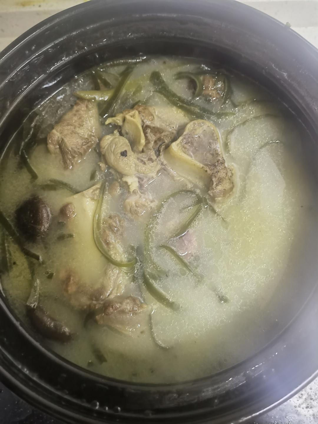 炖大骨头汤（汤色奶白）