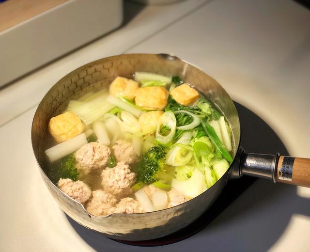 冬日的高汤鸡肉丸子锅「塩ちゃんこ鍋」的做法