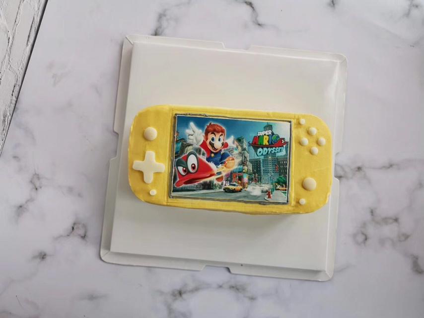 一个长得像游戏机的蛋糕