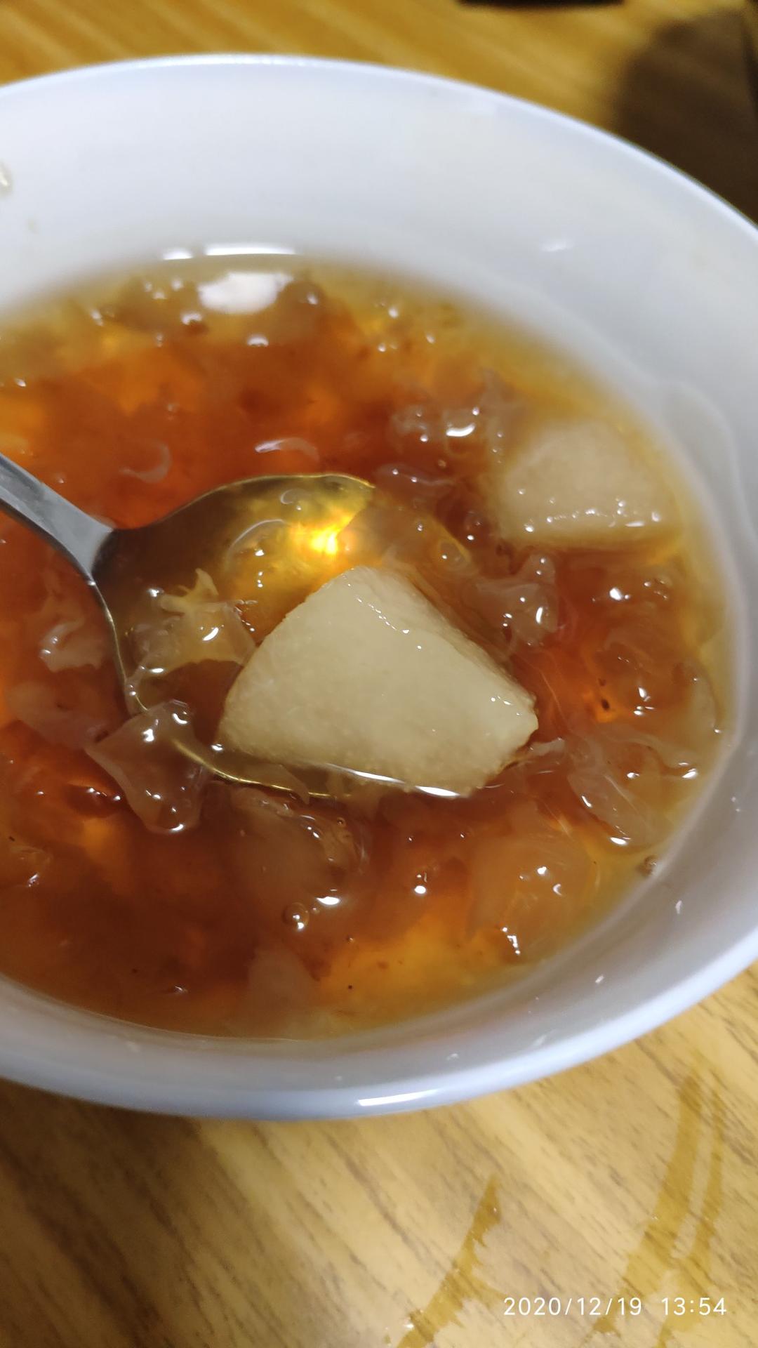 满满胶原蛋白的桃胶皂米角银耳