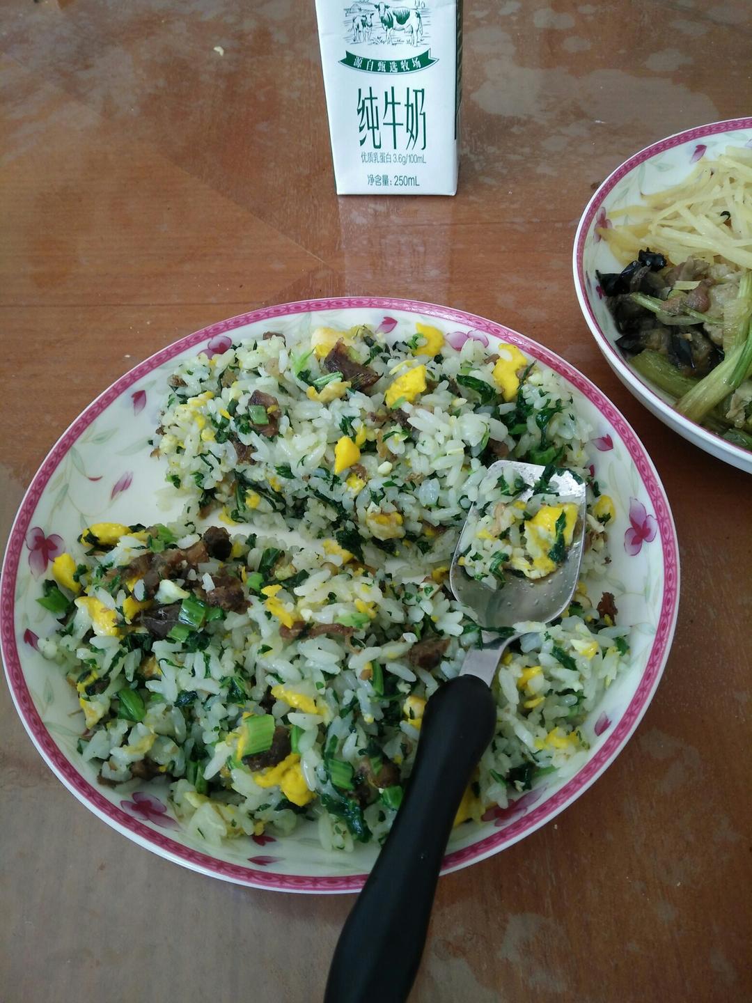 黑菜腊肠蛋炒饭的做法