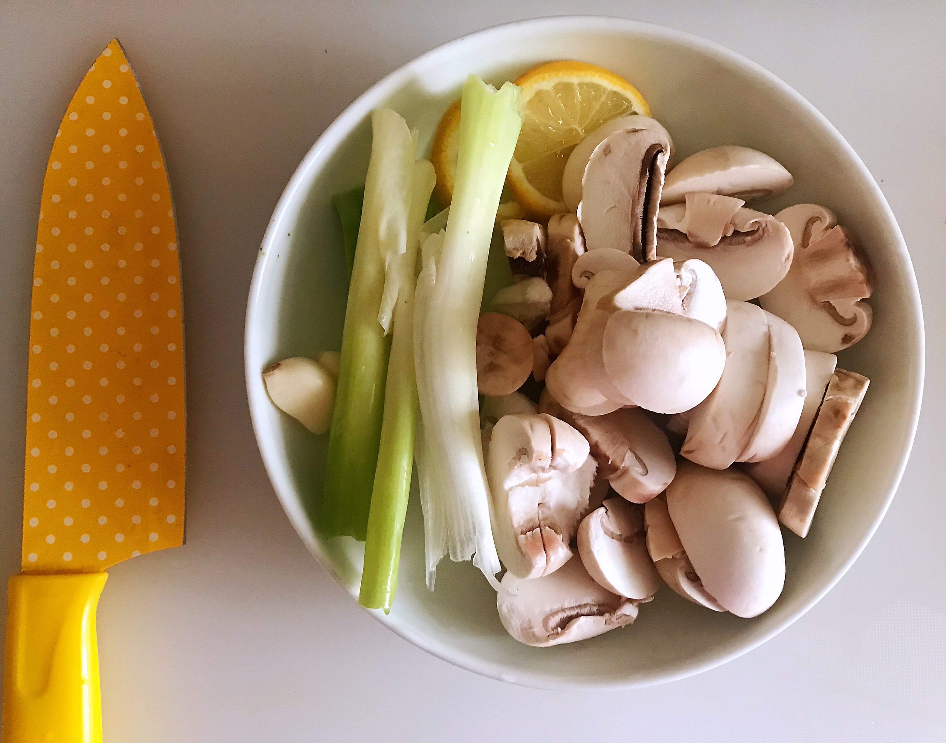 菌菇鸡汤（夏季清补）的做法 步骤1