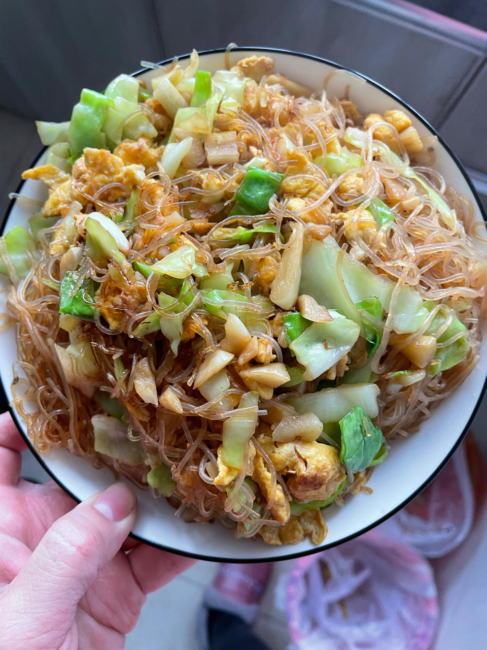 做鸡蛋炒粉丝，千万不要直接炒，多加一步，好看又好吃