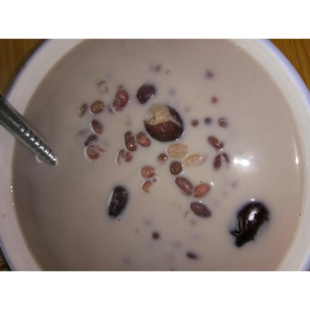 红枣红豆薏仁牛奶粥