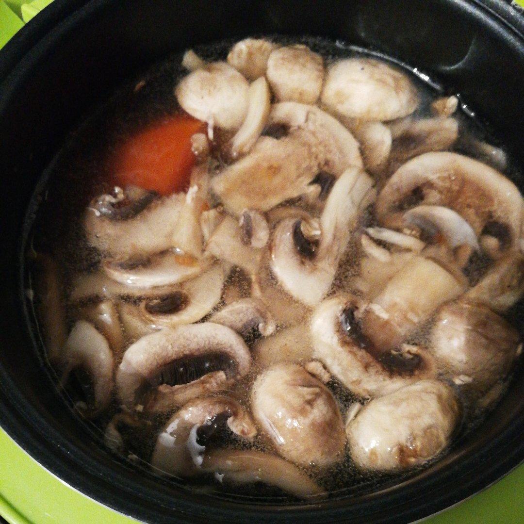 有肉感的蘑菇番茄汤